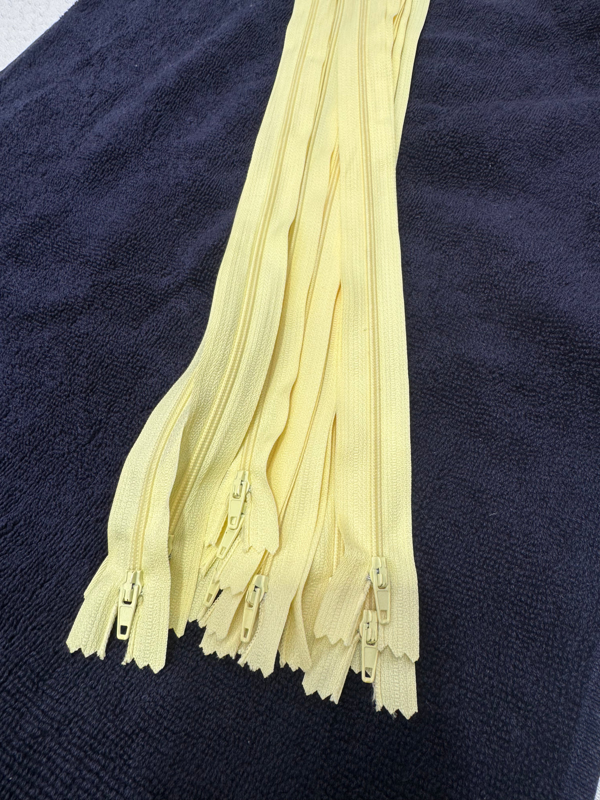 Zip Pastel Yellow 40 cm