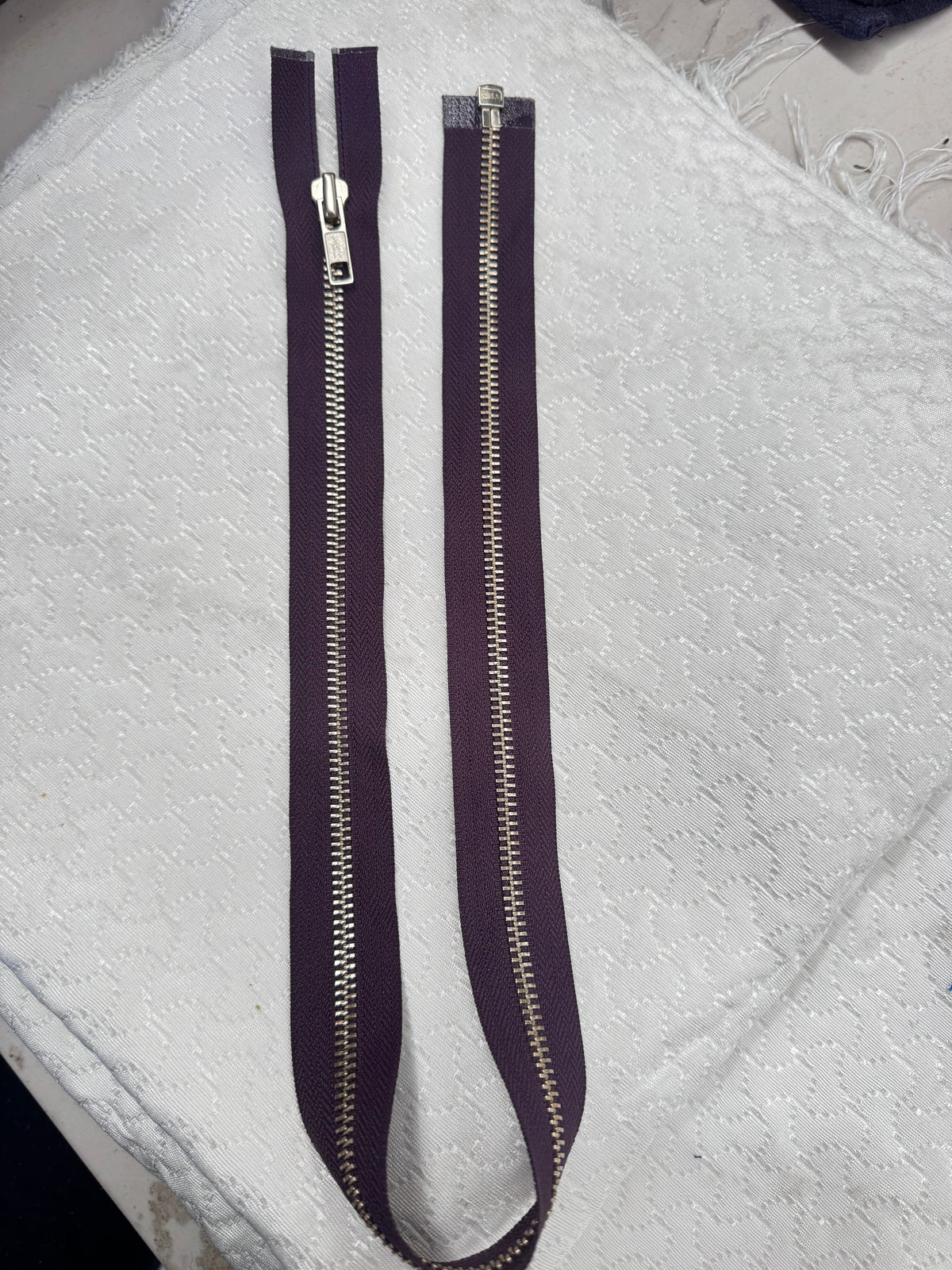 Zip Metal Dark Purple 64 cm