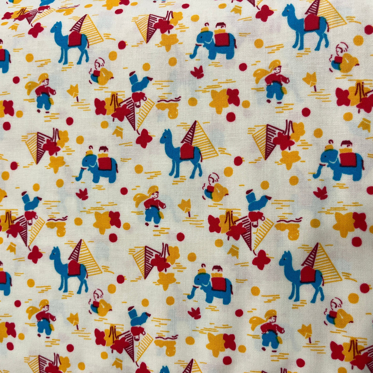 29919 Elephants and pyramids Fabric Sunbonnet Sue Collection 100% Cotton WOF 110cm-112cm