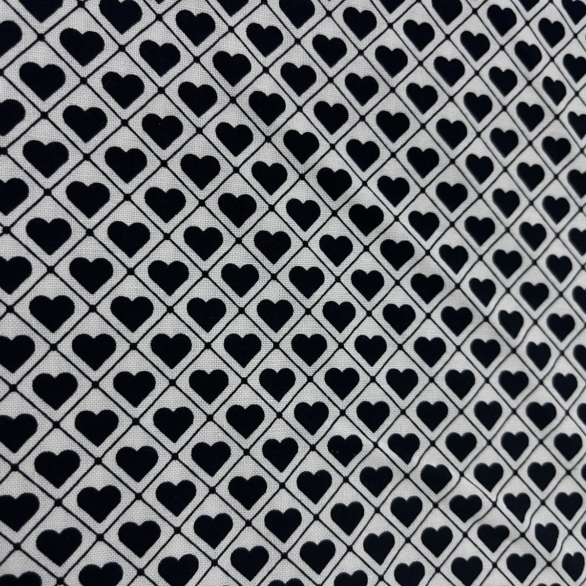 Quilted Black Hearts on White Background Stof 100% Cotton Fabric WOF 110cm-112cm