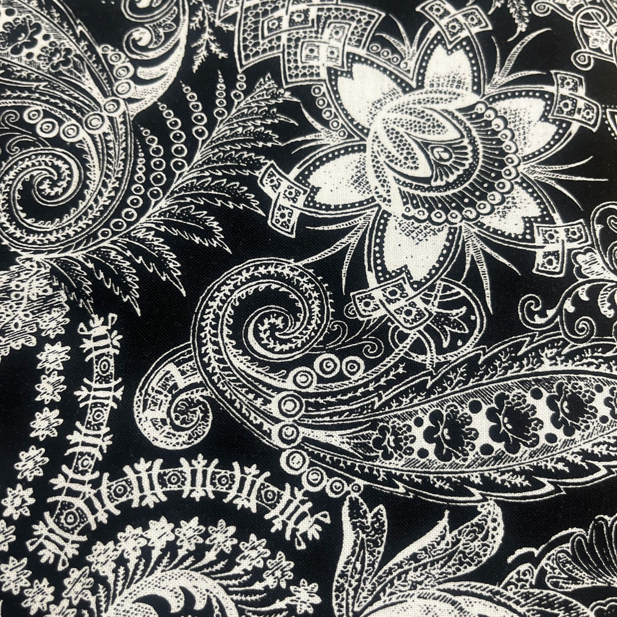 RILEY BLAKE FABRICS C10383 CLASSIC BLACK AND WHITE MANDALA PATTERN 1301